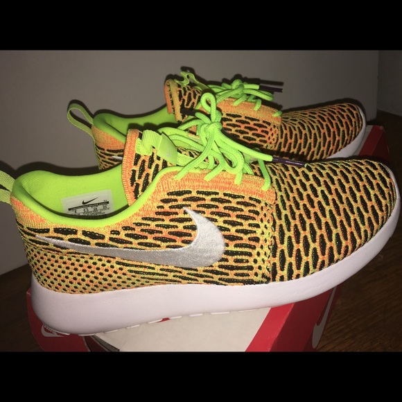 Nike Shoes - Nike Women's Roshe One Flyknit